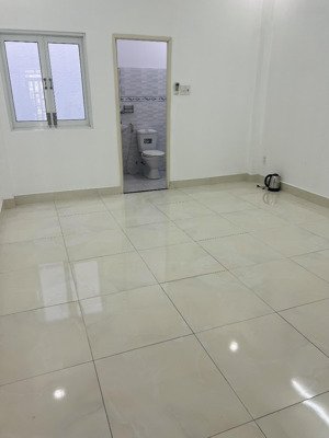 cho nữ thuê phòng rộng 30m2 bao nước ,internet ,rác
