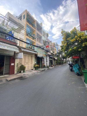 căn góc 2 mặt tiền đường 3 tháng 2, p12, q10 siêu đẹp. dt: 110m2 (6x19m), 2 lầu, khu vip nhất q10