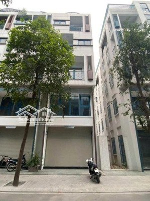 cho thuê nhà nguyễn tuân kinh doanh đỉnh. dt 95m2,4 tầng 1 hầm. mt 6m. giá tốt nhất khu 45tr/th