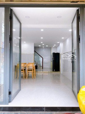 cho thuê nhà 3 phòng ngủ mặt tiền xóm chiếu quận 4