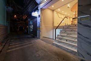 cho thuê tòa nhà 8 phòng ngủ full nội thất vị trí vàng tại xuân diệu, tây hồ chỉ 85 triệu/tháng