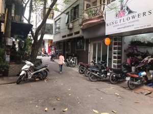cho thuê nhà riêng phân lô ngõ 47 nguyên hồng dt 52m2 * 4 tầng giá 18 tr ngõ ô tô tránh vỉa hè