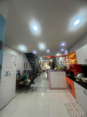 hot, kẹt tiền bán gấp nhà đẹp mặt tiền mai hắc đế [p15 q8] dt 150m2 (5 x30m) 3t 4pn 5wc chỉ 11.5 tỷ