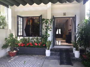 nhà trung tâm chánh mỹ , mặt tiền nhựa 8m , gần chợ .ngã 6. ,1 trệt 3 lầu ,đã hoàn công .giá 6 tỷ 3