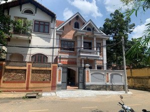 cho thuê biệt thự góc 2mt hoàng dư khương-q10. giá: 60tr dt:9x20m.kc:trệt,2 lầu,tum.