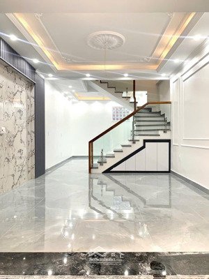 nhà mới đẹp - đang hoàn thiện - phố lũng bắc