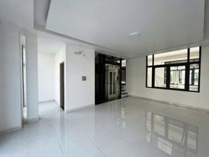cần bán ngay nhà mặt phố mặt tiền đường 20m ngay trung tâm đức hòa - giá thương lượng