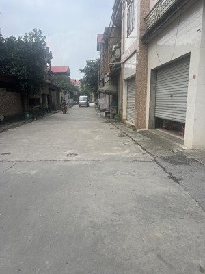 cô e cần tiền cho con đi nước ngoài nhờ e bán hộ 68m2 đất phù đổng, mt8,6m, nở hậu, đường 5m thông