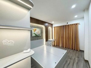 nhỉnh 4 tỷ, căn tt trung tâm phạm ngọc thạch, ngõ ô tô rộng đỗ chân cầu thang diện tích 90m2