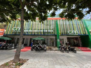 cho thuê nhà mặt phố xuân thuỷ. nhận diện 8m. diện tích 180m thông sàn. ngay cổng trường đại học.
