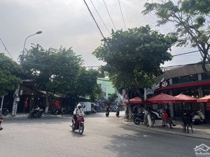 cho thuê nhà mặt tiền phạm như xương sát ngã ba mẹ suốt..dt 800m2 (đối diện trường sp)