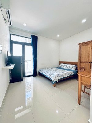 căn hộ studio ban công 30m2 full nt, hầm xe thang máy, máy giặt riêng