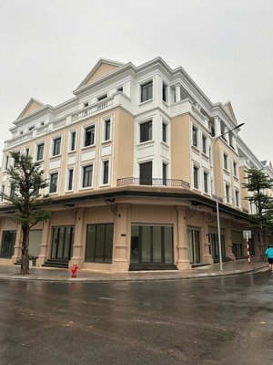bán gấp căn góc shophouse đối diện bể bơi, đang cho thuê 40 triệu/tháng. vốn chỉ hơn 2 tỷ, htls 18t