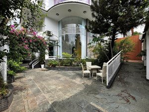 cho thuê villa có sân vườn, hầm, thang máy. đường nguyễn văn hưởng - thảo điền quận 2. ngang 20x20m