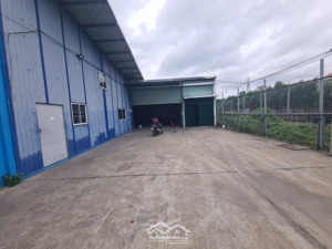 cho thuê xưởng mt ql 1a an phú đông q12. dt: 650m giá: 55tr sân đậu container