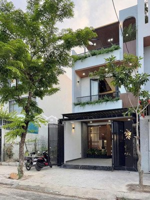 quyết định rời phố về quê giảm mạnh 300tr bán gấp căn nhà trung tâm tp thủ dầu một,chỉ 2tỷ790/110m²