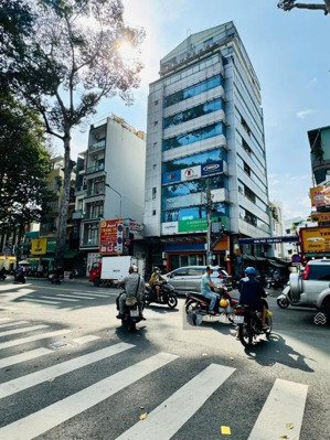 tòa building mt 133 nguyễn chí thanh quận 5. dt 12 x 23m - hầm + 10 tầng. hđt 600 triệu