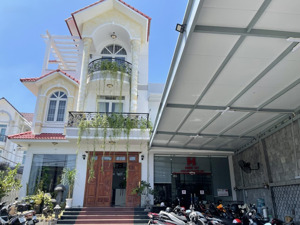 tòa nhà, văn phòng làm việc mặt tiền đường 30/4
