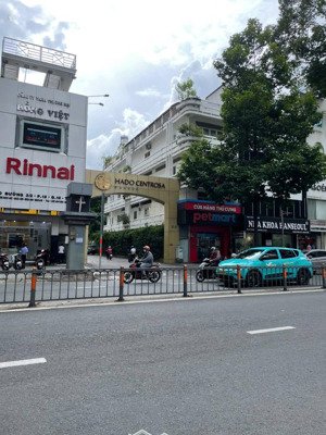tôi chính chủ bán nhà mt số 120a đường 3 tháng 2, p.12, quận 10. ngay khu áo cưới. giá 42 tỷ