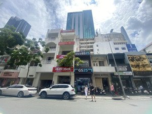 cho thuê nhà ngay chợ bến thành mt lê lai, p bến thành, q1. dt 4.2x20m 1 trệt 3 lầu. giá 110tr/th