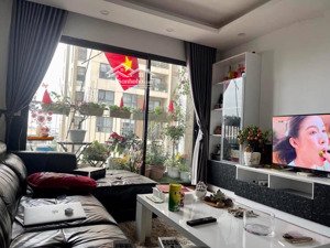 tầng trung tòa 18 tầng, view bể bơi, để lại toàn bộ nội thất, tủ lạnh, đối diện trường tiểu học