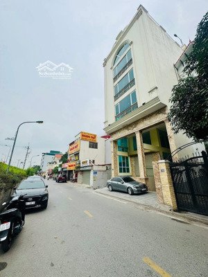 cần chuyển nhượng tòa building 234m2, 8 tầng mặt phố trung tâm quận long biên