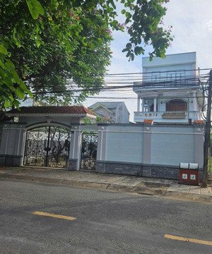 nhà mặt tiền trần hưng đạo, tp gò công, tiền giang. dt 12m x 40,5m, 1 lầu, sổ hoàn công 16,5 tỷ tl