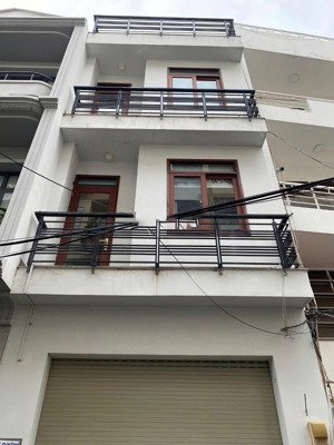 cho thuê nhà nguyên căn hẻm xe hơi ngay khu vực trung tâm, quận 1.