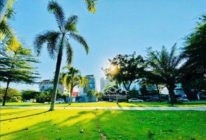 cho thuê biệt thự căn góc 2 mặt tiền, có hầm, nội thất mớitại q7