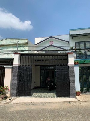 bán nhà thủ dầu một 3pn 2wc gần chợ và ubnd