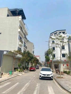 còn duy nhất 1 căn 5 tầng khu tái định cư x1 la tinh giao thông trường trạm thuận tiện, giá đầu tư