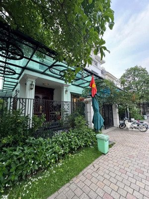 bán biệt thự cao cấp - vị trí đẹp hiện tại do gia đình chủ không có nhu cầu sử dụng nên cần