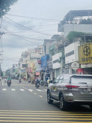 bán gấp nhà đường 16m, 130m2, đang cho thuê kinh doanh sầm uất, ngay trung tâm thủ đức