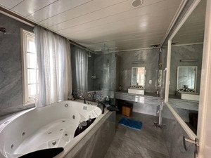 xuất cảnh cần bán gấp nhà trong kdc sadeco phước kiển a. giá 12 tỷ thương lượng