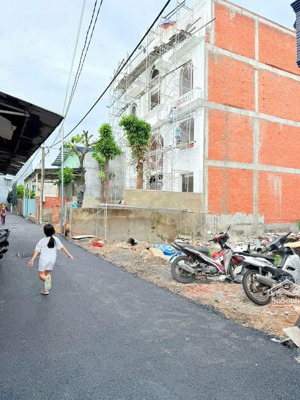 đất sổ riêng 85.9m2. đường nhựa xe hơi. ngay sau lưng bigc go đông hòa giáp thủ đức