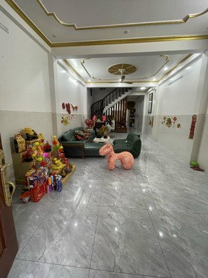 bán gấp nhà kdc chánh nghĩa, 5x20m. đã hoàn công. 1 trệt 2 lầu giá 9 tỷ 5 lh em việt