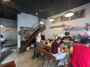 cho thuê lô góc mp hàng chuối: 35m2 x 2 tầng, mt: 10m, riêng biệt, đoạn đẹp. lh: 