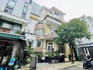 cho thuê biệt thự mini 226 lý chính thắng, p9, quận 3 - dt 11x11m, hầm 4tầng, thang máy