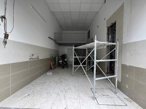 cho thuê ki-ot mới hoàn thiện - trống sẵn ở liền