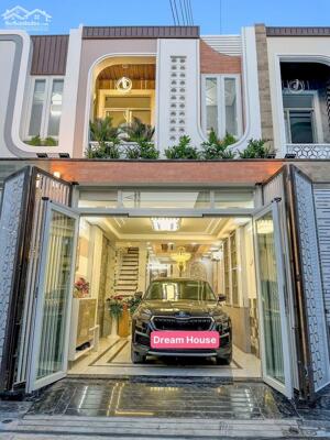 Nhà lầu rộng đậu ô tô trong nhà, gần trường Đại Học Cần Thơ