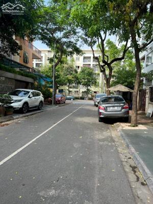 Bán căn biệt thự xây thô nằm trong khu đô thị Việt Hưng, Long Biên