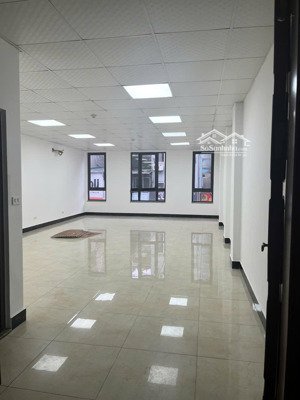 chính chủ cho thuê nhà mặt phố lạc trung thông sàn từ tầng 1 đến tầng 3, dt: 70m², thang máy