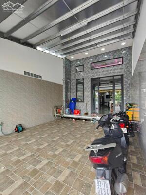 BÁN NHÀ TẶNG NỘI THẤT MẶT TIỀN TRỤC CHÍNH KHU NHÀ Ở HOÀNG HẢO, VĨNH LONG