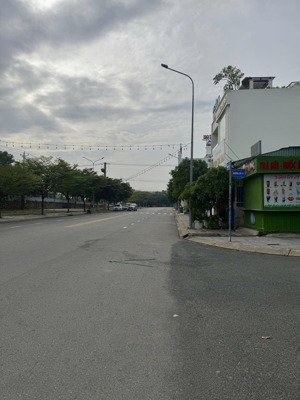 900 cho lô đất 272m2 thổ cư 100m2 trung tâm trừ văn thố huyện bàu bàng. mt 6m nối thẳng ra dt745