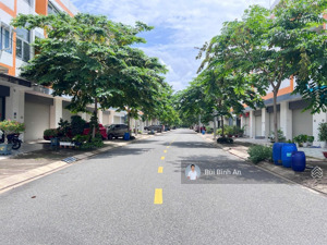 chủ cần bán gấp căn shophouse 3 tầng 2 mặt tiền tại oasis city, ngay đầu cổng vào, sổ hồng sẵn