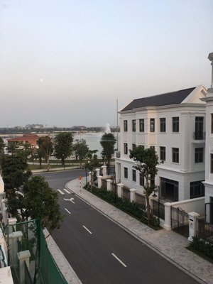 bán bt nguyệt quế bên khu hồ lớn harmony, xây thô 180m2, sát nhà hàng nổi và clubhouse giá 40 tỷ