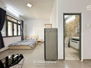 cho thuê phòng có ban công, nội thất cơ bản trung tâm quận 10, gần ga sài gòn, công trường dân chủ