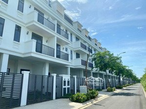 chủ gửi bán nhà phố ngang 6m đã có sổ hồng, gần đường lớn. giá bán 8,5 tỷ bao full phí