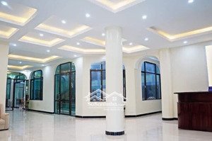 khách sạn 3 mặt tiền cửa lò vị trí đắc địa, bám đường lớn