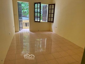 chính chủ cho thuê nhà riêng mạc thái tổ - trung kính. giá 25tr/ tháng. dt: 65m2 x 4 tầng